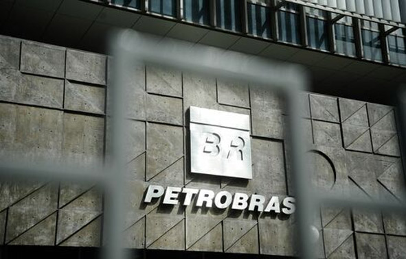 Petrobras reduz preço de gasolina para distribuidoras a partir desta sexta-feira (16)