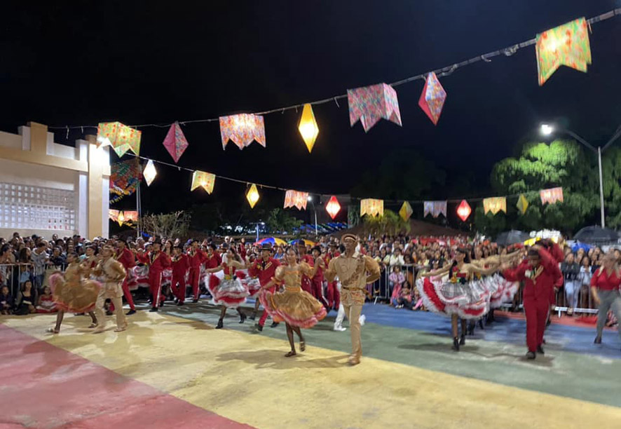 Segundo dia do Festival de Quadrilhas do Arraiá do Camisão encanta público com apresentações das escolas municipais