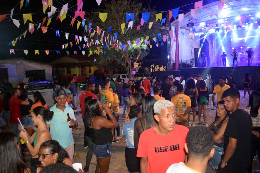 Com dois novos Integrantes, Banda Lua Cheia deu um lindo Show do Arraiá da Viração, município de Baixa Grande