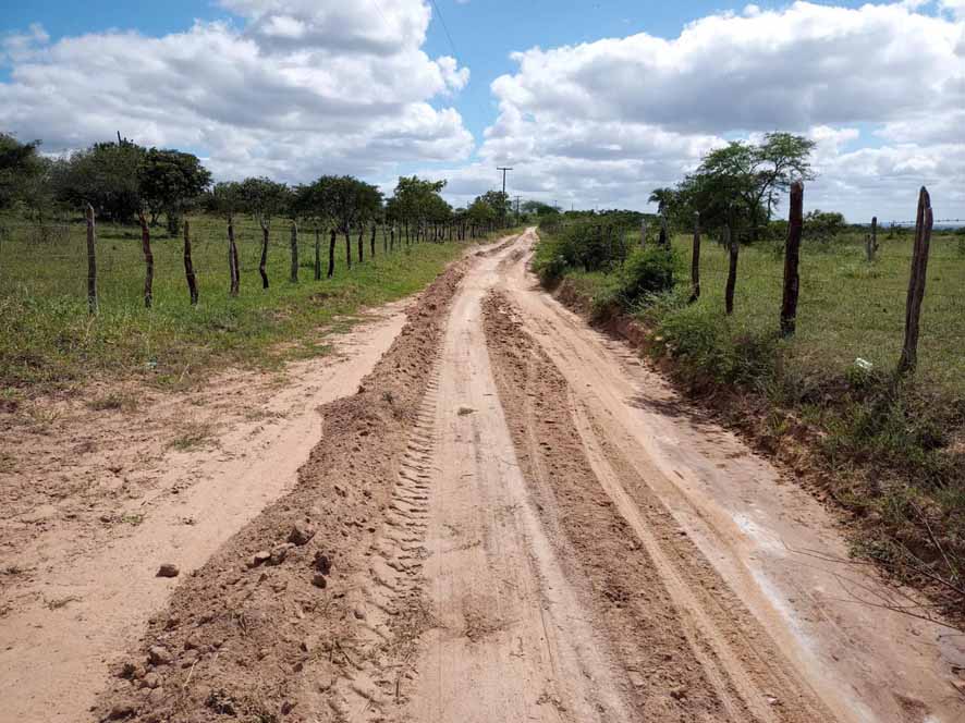 Recuperação de estradas em diversas regiões de Capela do Alto Alegre