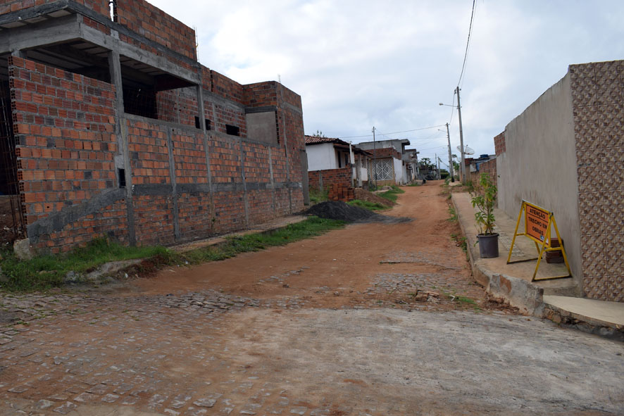 Governo da Bahia concede mais 6 meses de prazo para concluir a obra de calçamento no Bairro de Aroldo em Baixa Grande