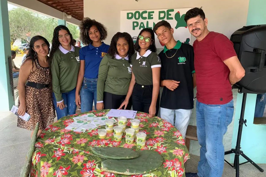 Em Dia do Estudante, escola de Quixabeira promove II Feira de Ciências e Tecnologias