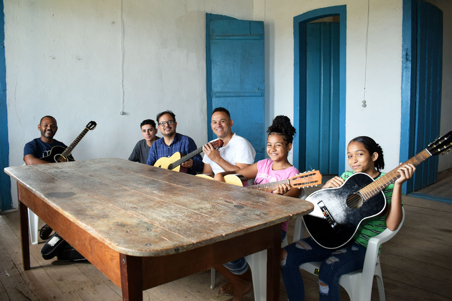 Iniciada aulas de Violão na Fazenda Cais, fazendo que deu origem a Baixa Grande