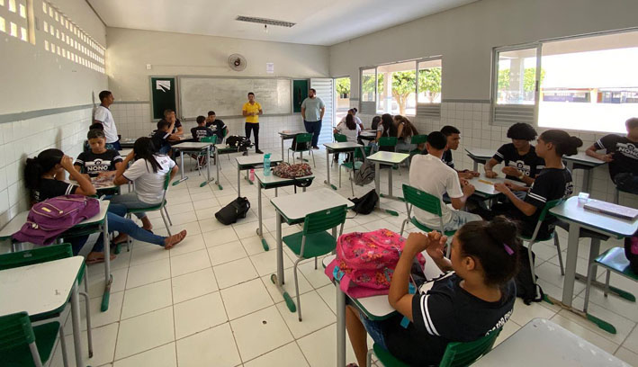 Setembro amarelo – Equipe das Secretarias de Educação, Saúde e Assistência Social visitam escolas em Capela do Alto Alegre