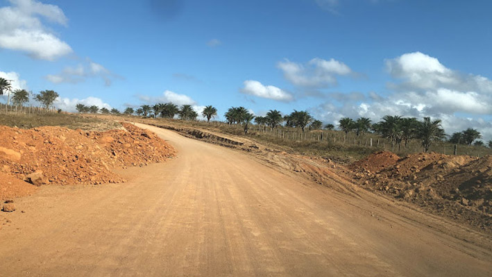 Obra de pavimentação asfáltica do trecho que liga Mairi ao distrito de Angico está parada por falta de pagamento