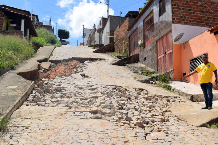 Vereador Aloisio Queiroz visita obra parada e ruas esburacas em Baixa Grande