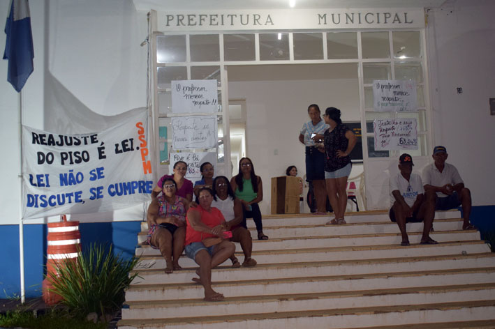 Educadores se mantem na prefeitura de Baixa Grande e vão passar a noite dormindo em papelão