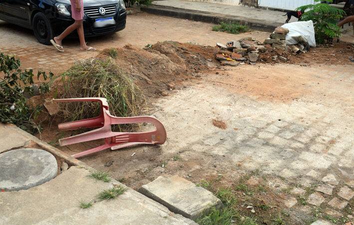 Moradores interdita Rua Durval da Silva Miranda em Baixa Grande