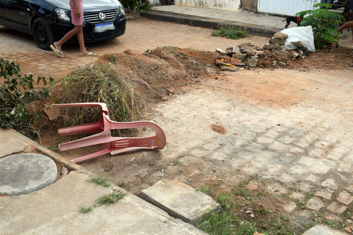 Moradores interdita Rua Durval da Silva Miranda em Baixa Grande