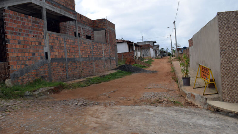 Em mais um termo aditivo, Governo da Bahia concede mais 2 meses de prazo para concluir a obra de calçamento no Bairro de Aroldo em Baixa Grande