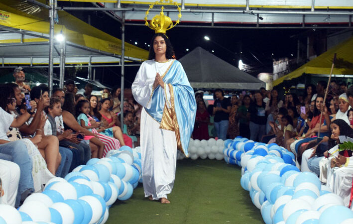 Em desfile, paróquia de Baixa Grande homenageia vários santos católicos