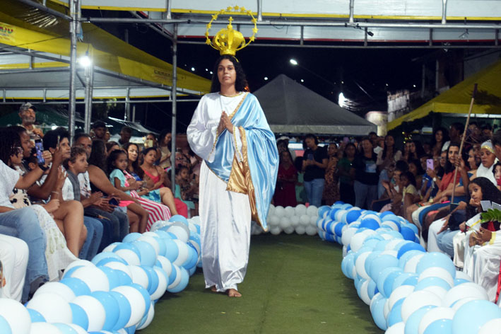 Em desfile, paróquia de Baixa Grande homenageia vários santos católicos