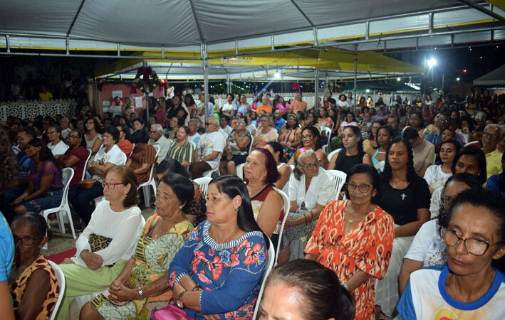 Católicos em Baixa Grande lotam a praça na última noite da novena na festa da padroeira