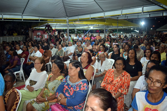 Católicos em Baixa Grande lotam a praça na última noite da novena na festa da padroeira