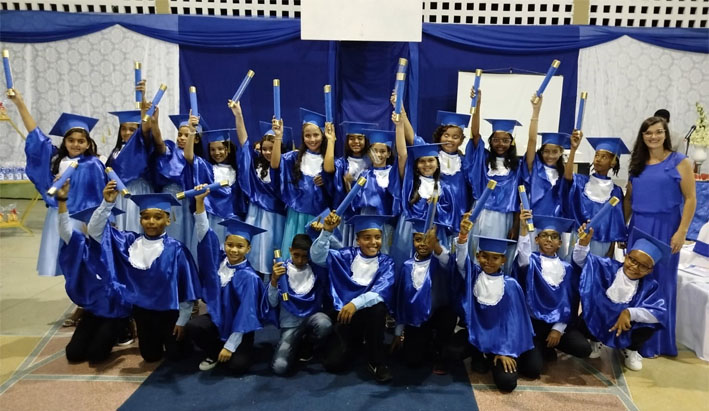 Emoção e glamour marcam a formatura dos alunos do 5º ano do Fundamental I da Escola Plínio Tude de Souza em Baixa Grande