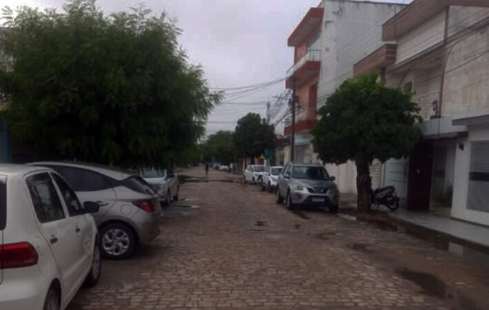 Moradores da Avenida Pinheiros em Capim Grosso ficam por mais de 24hs sem energia