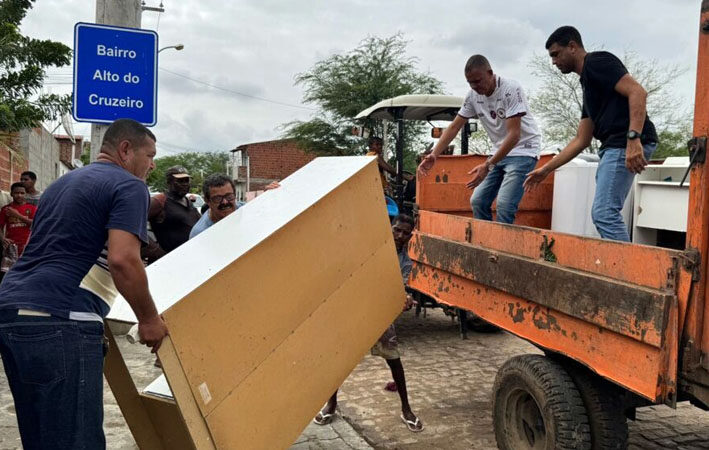 Riachão do Jacuípe: ribeirinhos saem de casa por causa das fortes chuvas na região