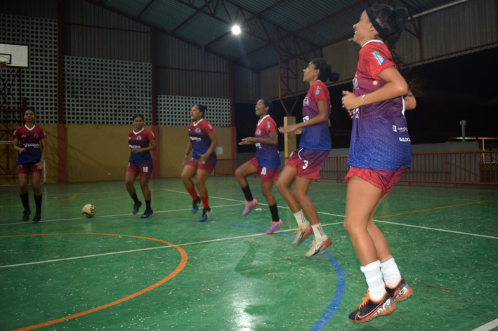 Seleção feminina de Baixa Grande realiza último treino antes do jogo de domingo