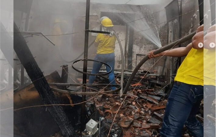 Incêndio destrói loja no centro comercial de Ipirá