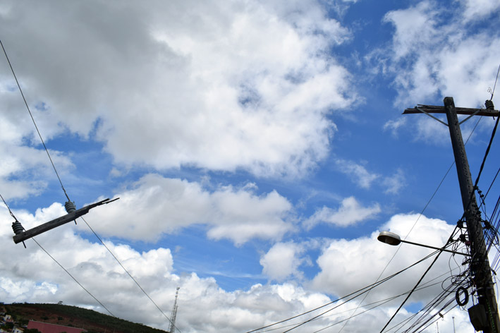 Travessão de madeira quebra e fios de alta tensão ficam pendurados em rua de Baixa Grande